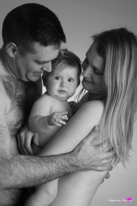 photo-studio-portrait-bebe-9mois-gers-bernede-noir-et-blanc-famille